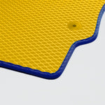 Gelbe Unterlage mit blauen Kanten und strukturiertem, rutschfestem Design.