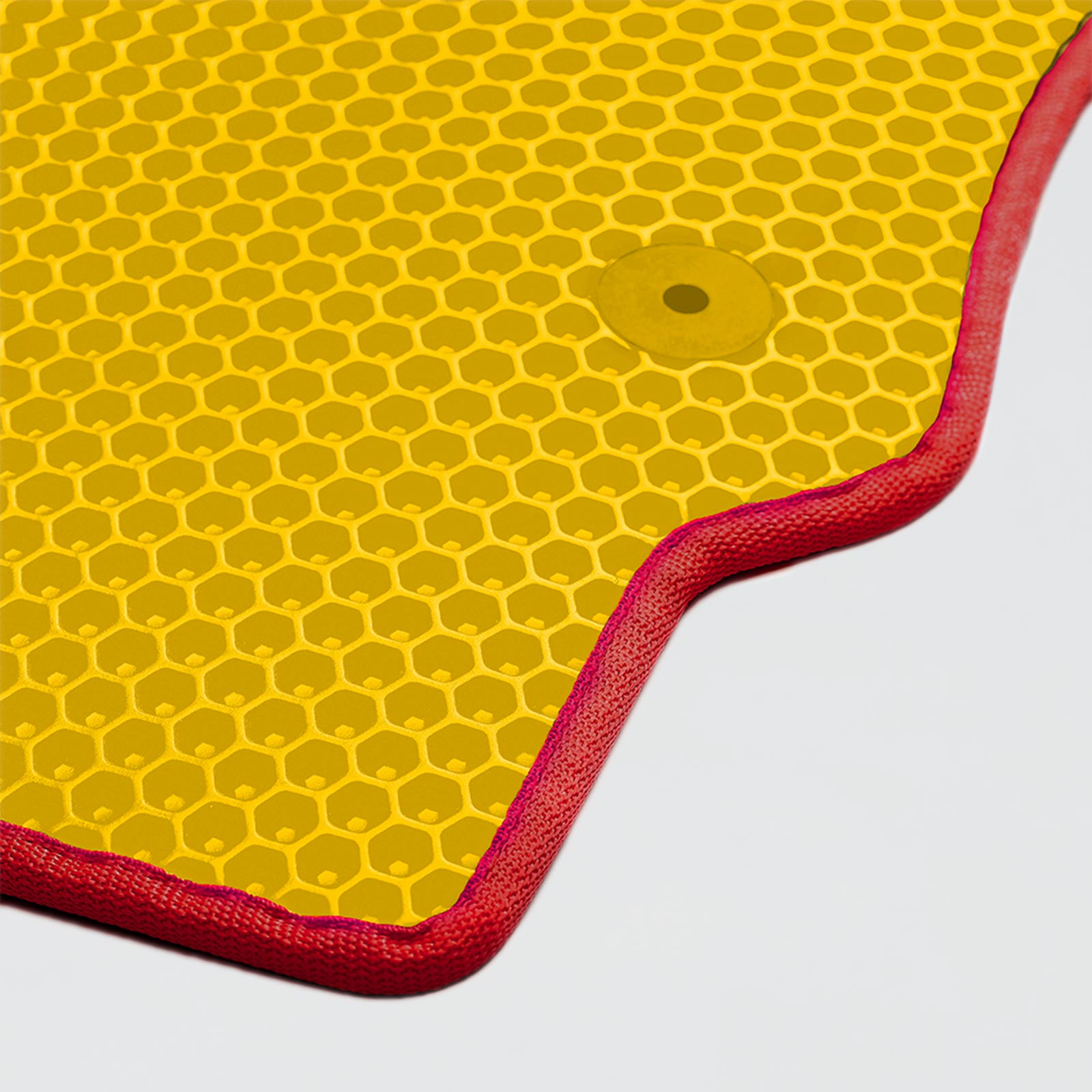 Gelbe Matte mit rotem Rand und rautenförmigem Muster, geeignet für Fitness und Sport.