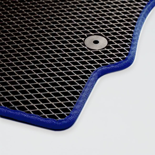 Schwarze Gummimatte mit blauen Rändern und Befestigungspunkt in der Mitte