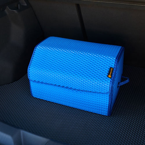 Großer blauer Kofferraum-Organizer, der Ordnung und Übersichtlichkeit im Auto fördert.