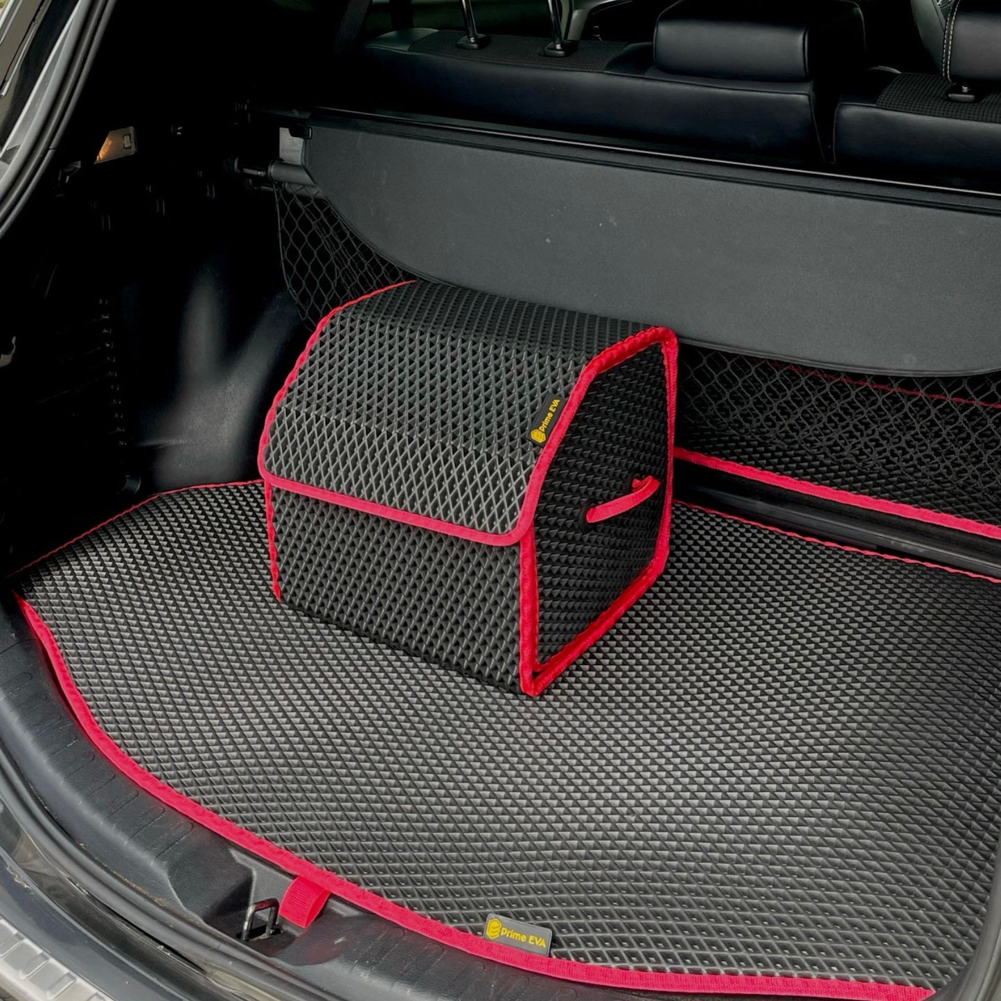 Schwarze und rote Kofferraumaufbewahrung und Matte, ideal für die Organisation und Sauberkeit des Autos.