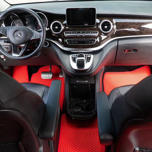 Rote Autofußmatten im Inneren eines Luxusfahrzeugs.