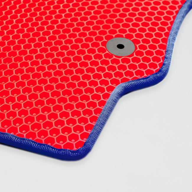 Rote Matte mit Wabenstruktur und blauer Umrandung, runder grauer Druckknopf