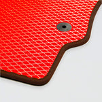 Roter Gummimatte mit rautenförmigem Muster und Loch zur Befestigung.