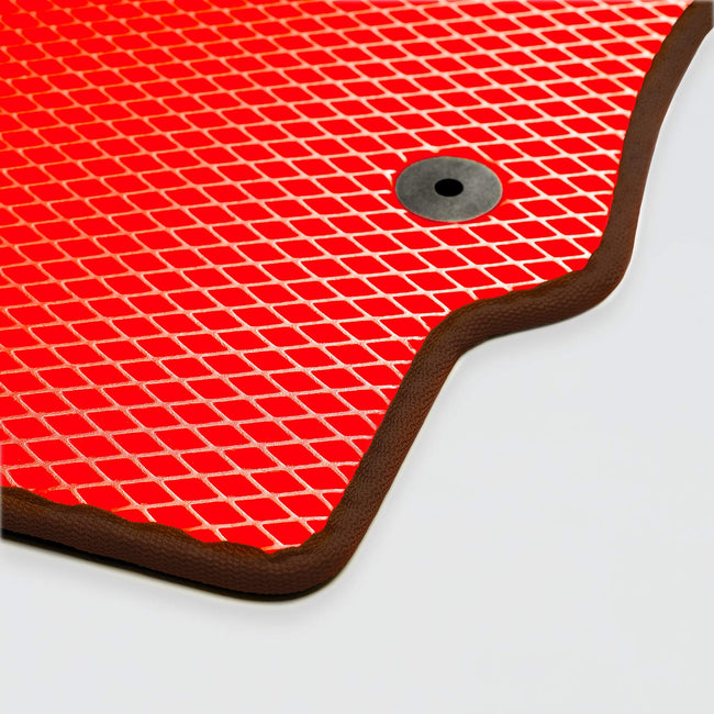 Roter Gummimatte mit rautenförmigem Muster und Loch zur Befestigung.