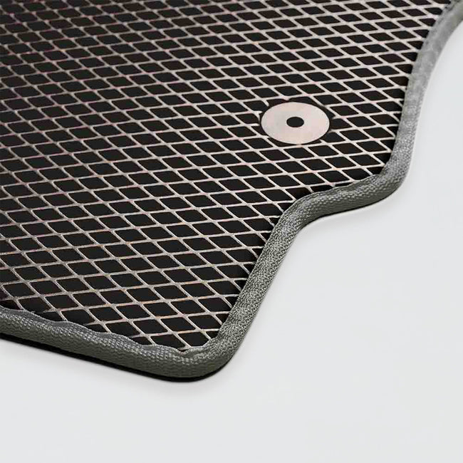 Schwarze Gummimatte mit genetztem Design und grauem Rand für Benutzerfreundlichkeit