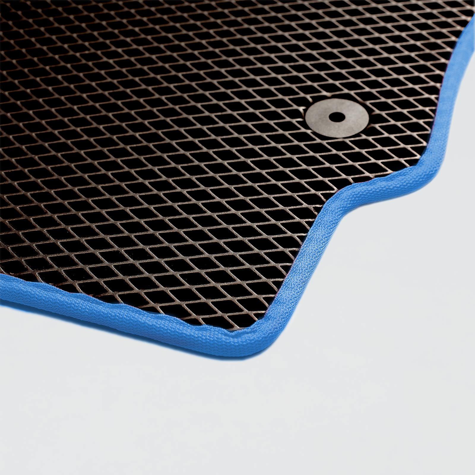 Schwarze matte Oberfläche mit blauer Umrandung und einem Metallknopf