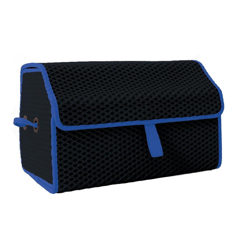Schwarze Aufbewahrungsbox aus Netzstoff mit blauen Akzenten und Klappdeckel.