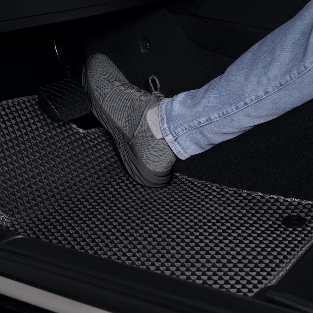 Schwarze EVA-Autofußmatte mit Schuh für den Schutz des Fahrzeuginnenraums.