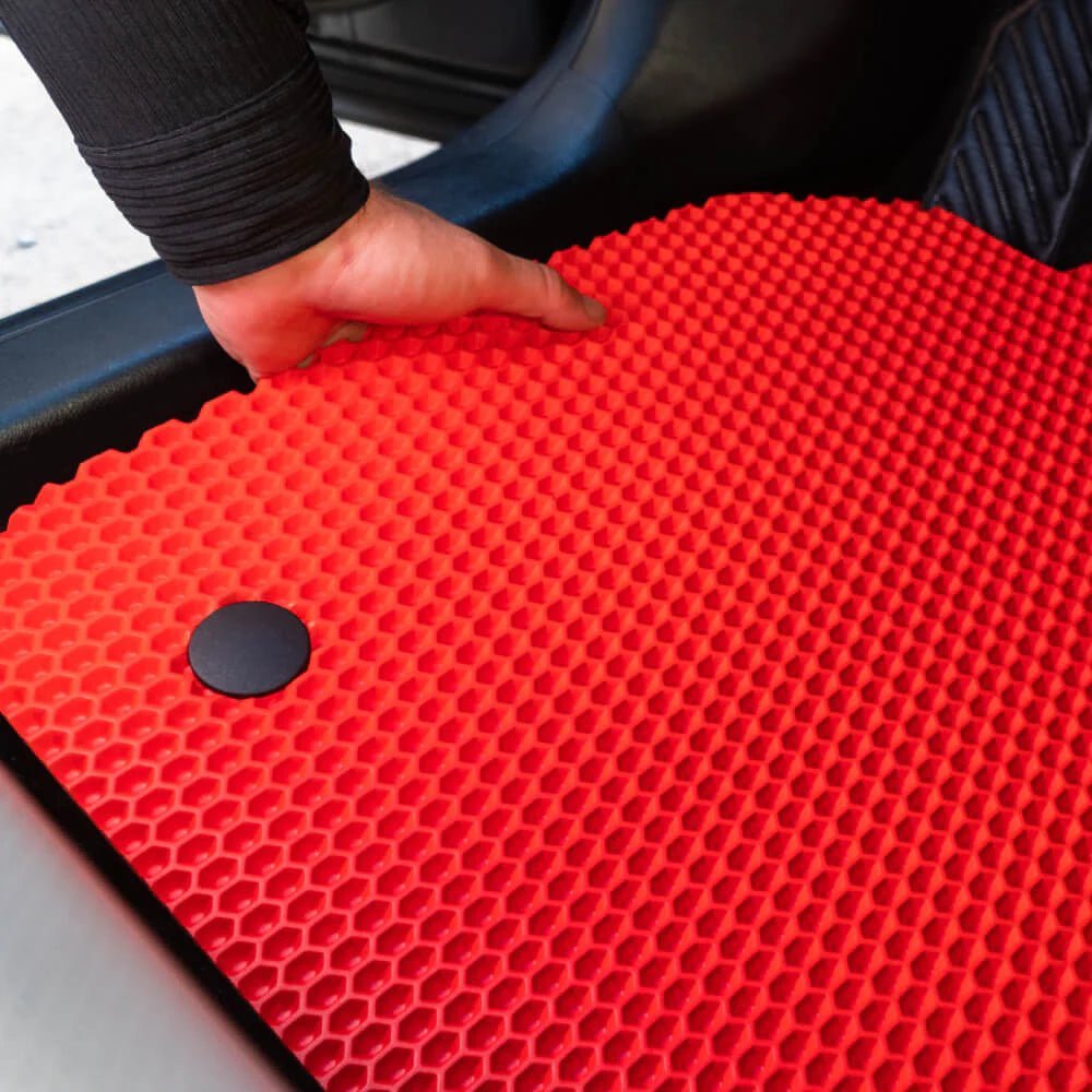 Universelle rote Auto-Fußmatten (4 Stück) aus Prime EVA für optimalen Schutz und Sauberkeit.